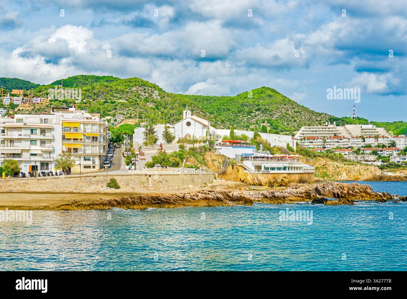Am Meer von Sitges, eine wunderschöne Stadt in der Nähe von Barcelona, Spanien. Stockfoto