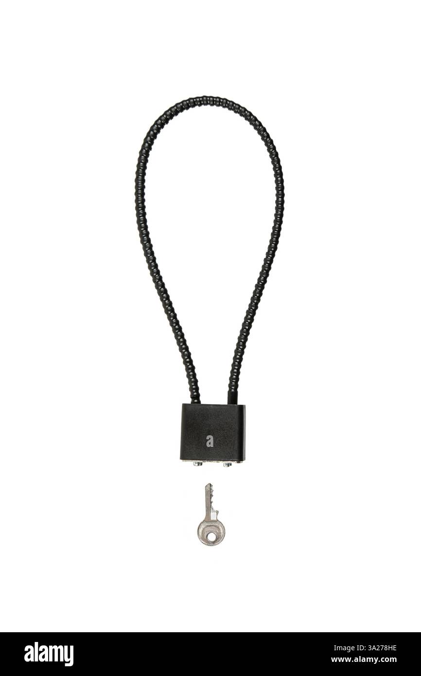 Ein schwarzes Kabelschloss mit geschleifter Bauweise und einem kleinen Schlüssel darunter, isoliert auf weißem Hintergrund, ideal für Sicherheits- und Sicherheitskonzepte. Stockfoto
