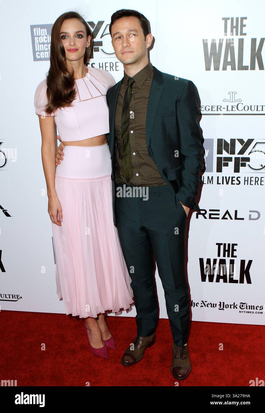 Charlotte Le Bon und Joseph Gordon-Levitt kamen am 26. September 2015 in New York City zur Weltpremiere „The Walk“ während des 53. New Yorker Filmfestivals in der Alice Tully Hall im Lincoln Center an Stockfoto