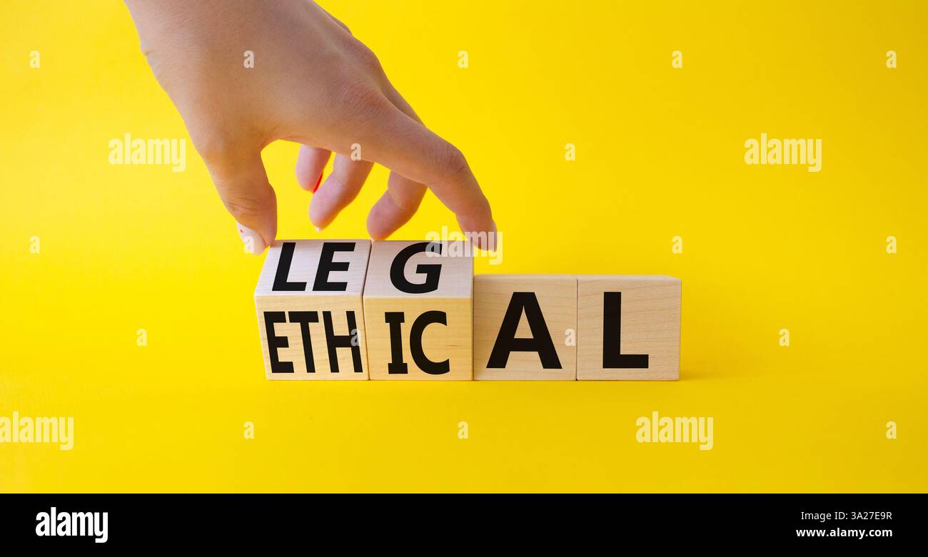 Ethisches und rechtliches Symbol. Geschäftsmann dreht Holzwürfel und ändert das Wort ethisch in legal. Schöner gelber Hintergrund. Geschäftliche und ethische Aspekte Stockfoto