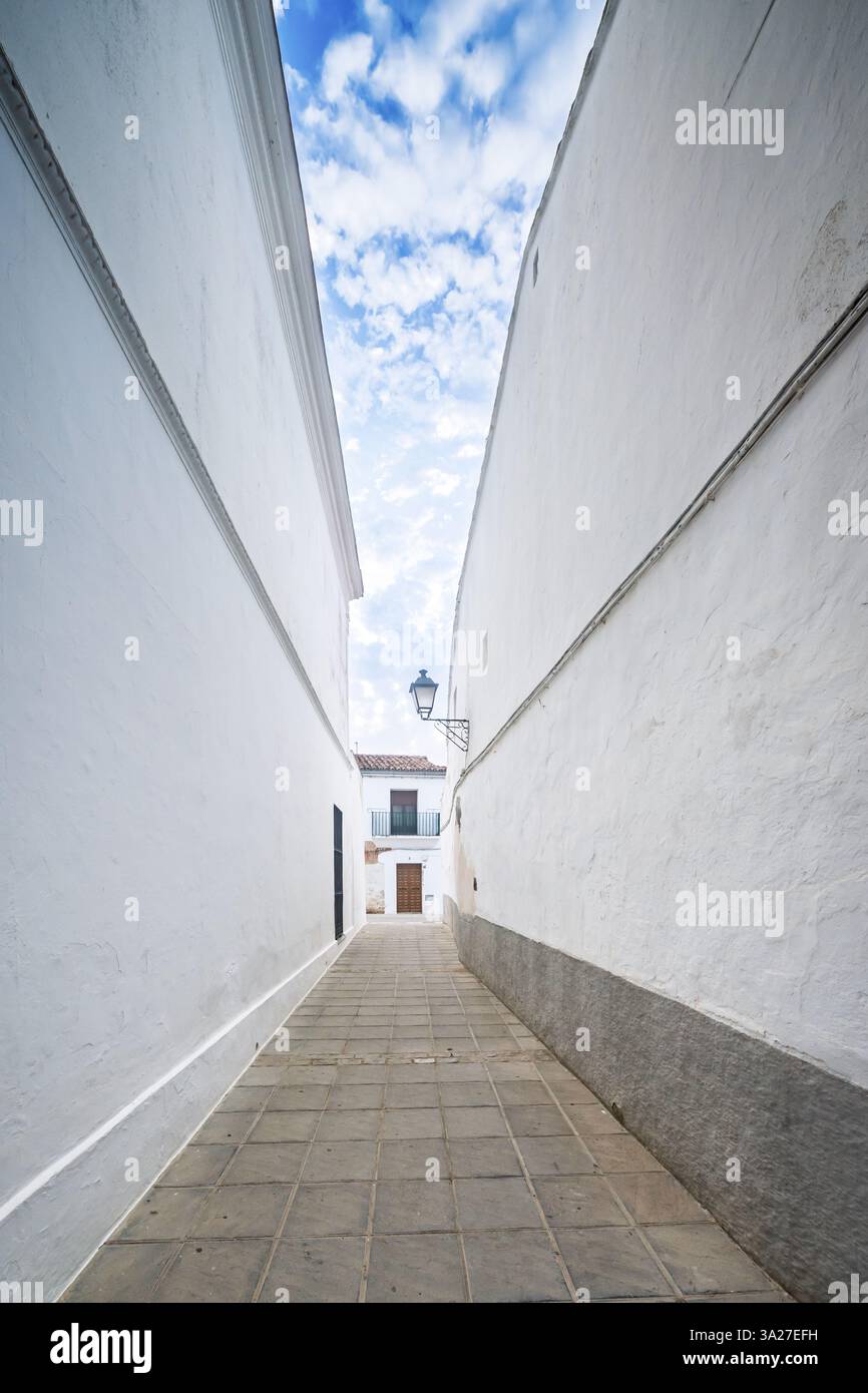 Schlendern Sie durch die bezaubernden weiß getünchten Wände der mediterranen Architektur in Llerena, einer historischen Stadt in Extremadura. Stockfoto