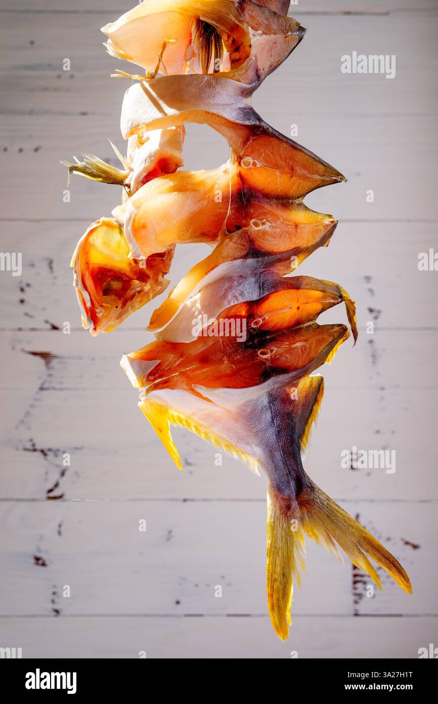 Rohe Fische, getrocknet auf einem Balkon vertikale Komposition Stockfoto