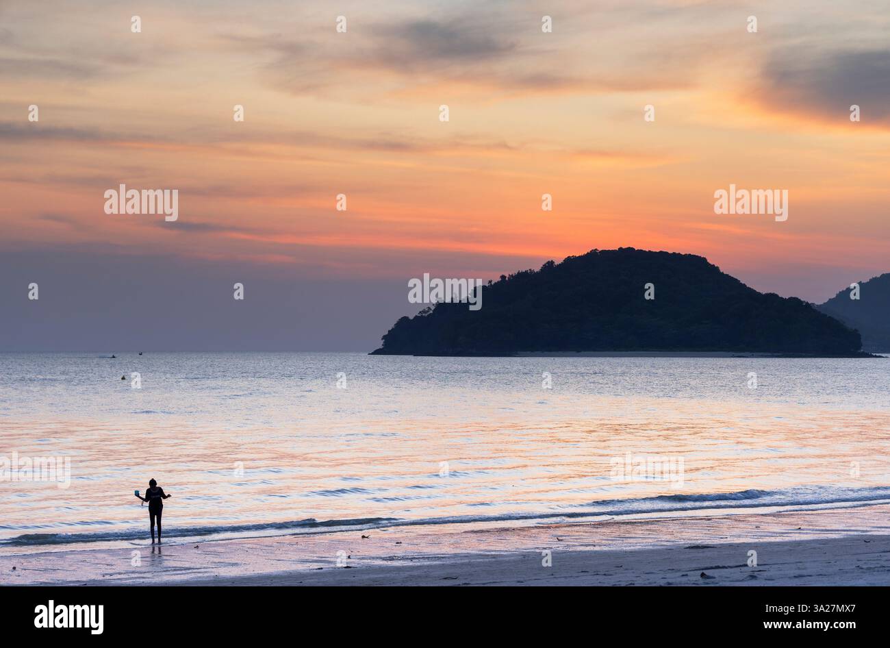 Frau am Cenang Beach bei Sonnenuntergang, Langkawi, Kedah, Malaysia Stockfoto