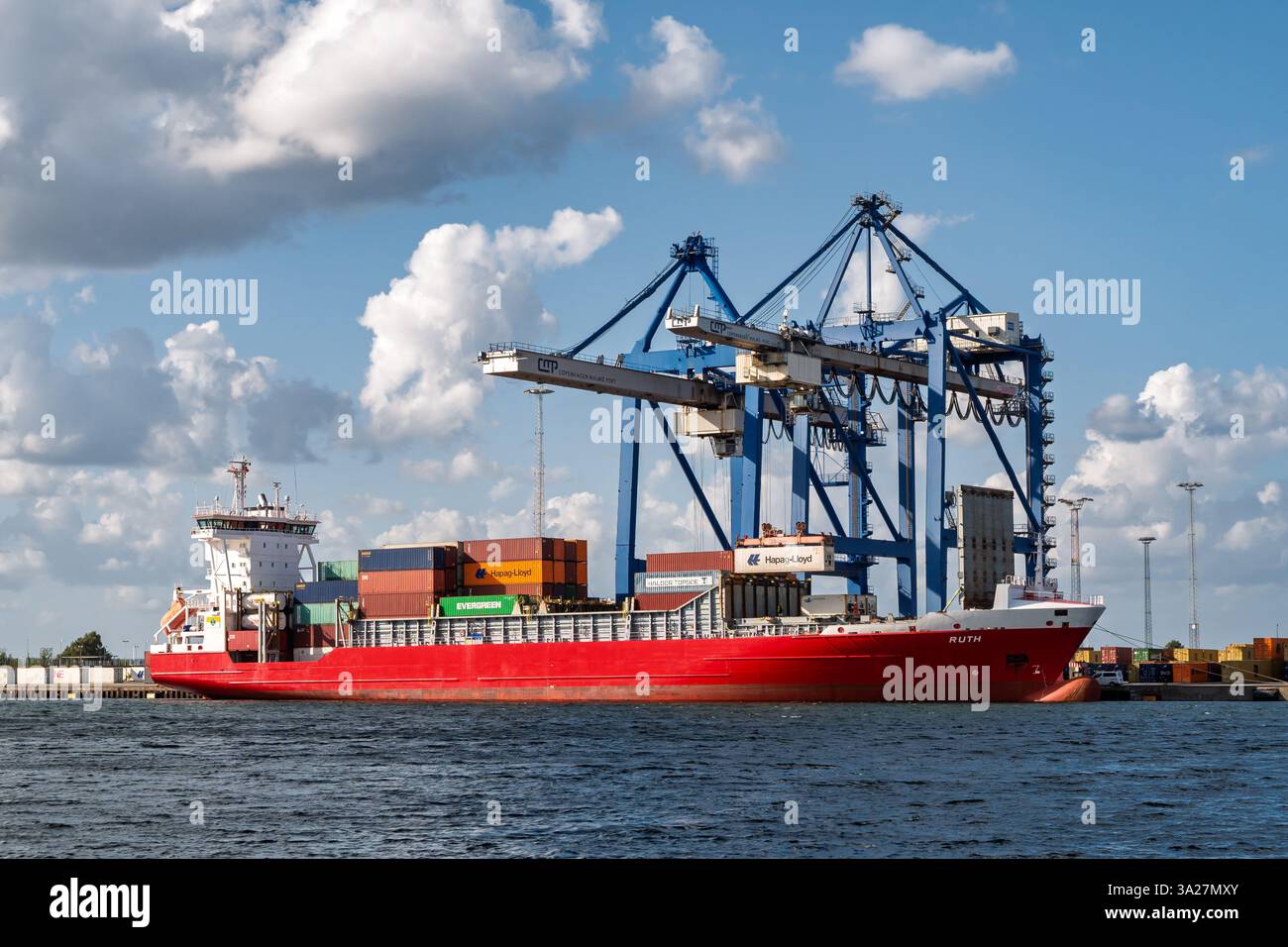Containerschiff dockte am Containerterminal Levantkaj im Hafen von Nordhavn im Hafen Kopenhagen, Dänemark Stockfoto