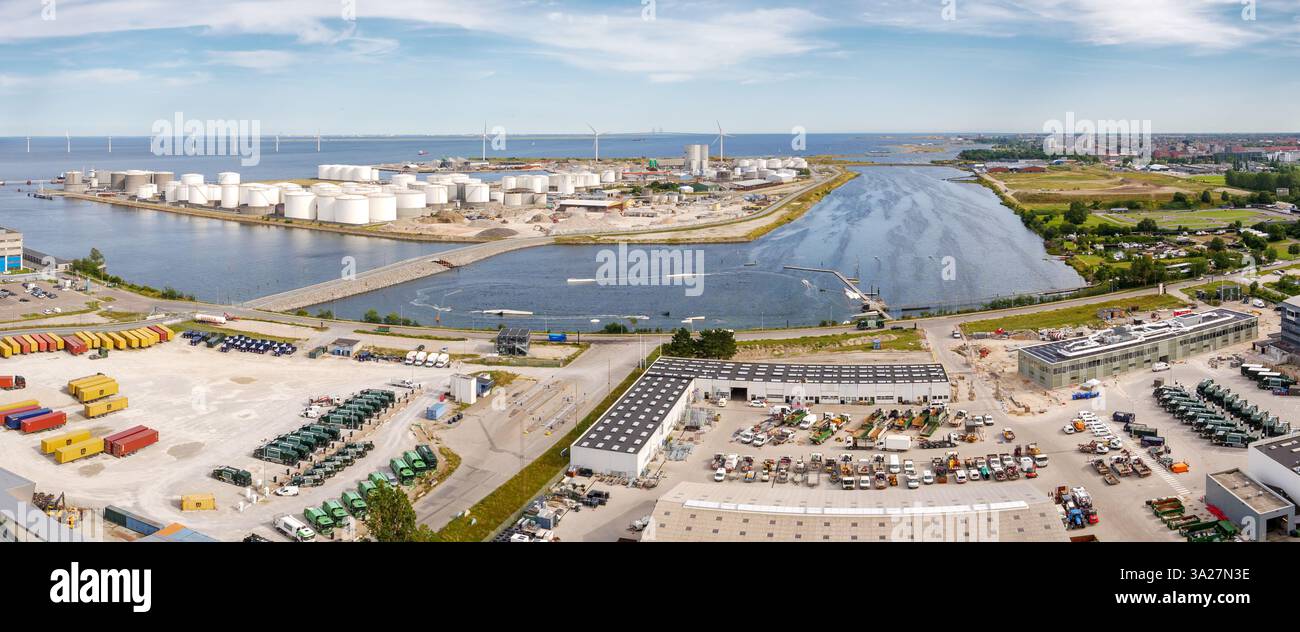 Panoramablick auf die Brennstofflagerinsel Prøvestenen von CopenHill auf der Amager Bakke Abfallentsorgungsanlage in Kopenhagen, Dänemark Stockfoto
