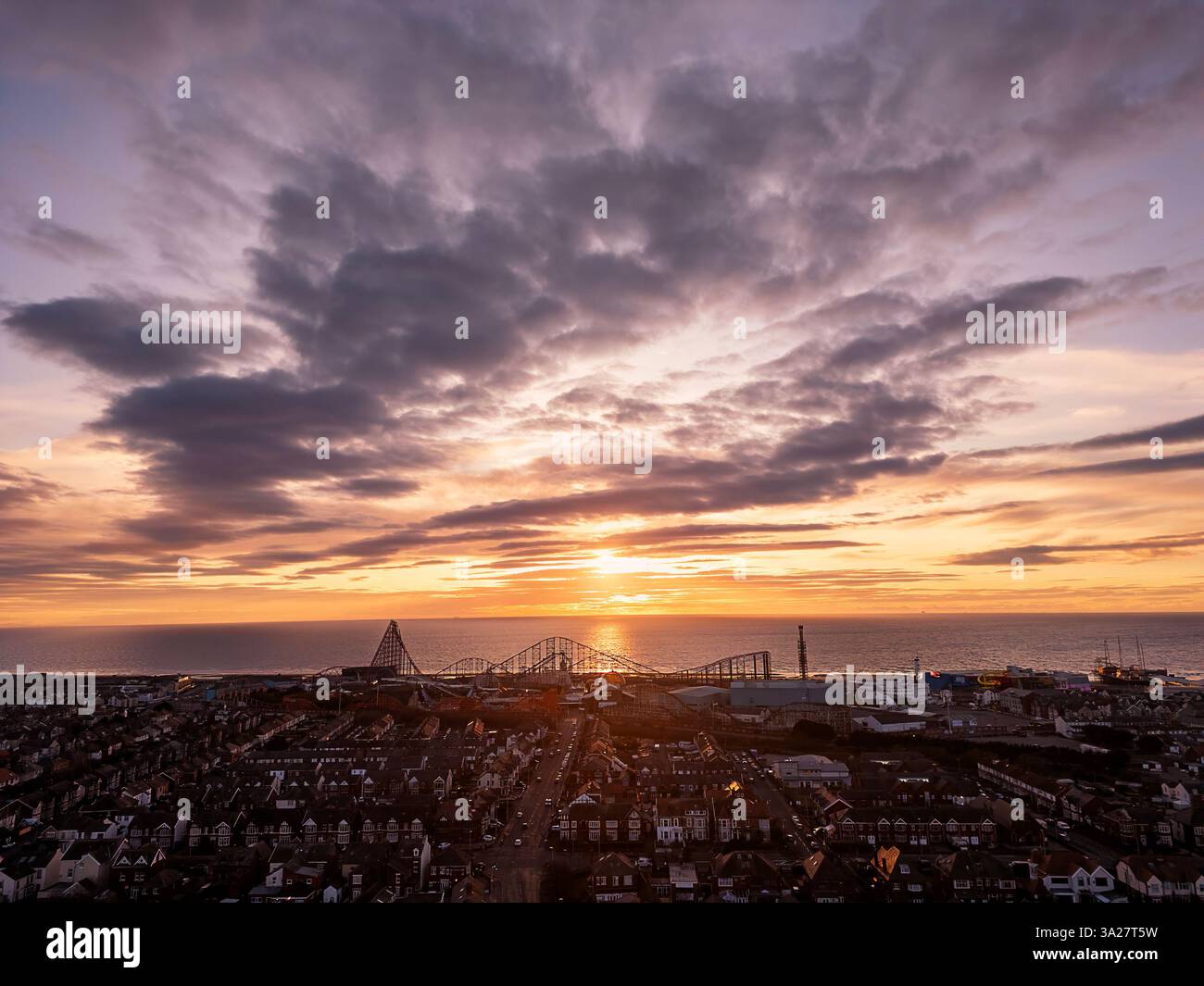 Ein Blick aus der Luft auf einen Sonnenuntergang über Blackpool in Lancashire, Großbritannien Stockfoto
