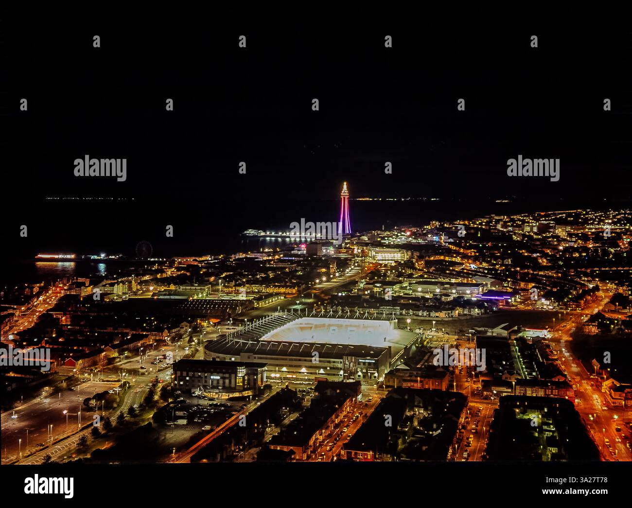 Ein Blick aus der Luft bei Nacht auf die Bloomfield Road, Heimstadion des Blackpool FC in Lancashire, Großbritannien Stockfoto