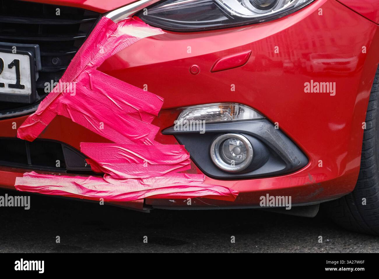 Düsseldorf 12.03.2025 Blechschaden Autounfall Auto KFZ Unfall Verkehrsunfall Unfallschaden KFZ-Reparatur Versicherung Kasko Teilkasko Vollkasko Kaskostufen Autoversicherer Autoversicherung Eigenbeteiligung Haftpflicht Haftpflichtschaden Kaskoschaden Mobilitätsversicherung Mobilitätsgarantie Strassenverkehr Fahranfänger Schadensfreiheitsklasse SF-Klasse Düsseldorf Nordrhein-Westfalen Deutschland *** Düsseldorf 12 03 2025 Fender Bender Autounfall Kfz-Unfallversicherung umfassende Unfallversicherung Unfallversicherung Unfallversicherung Stockfoto