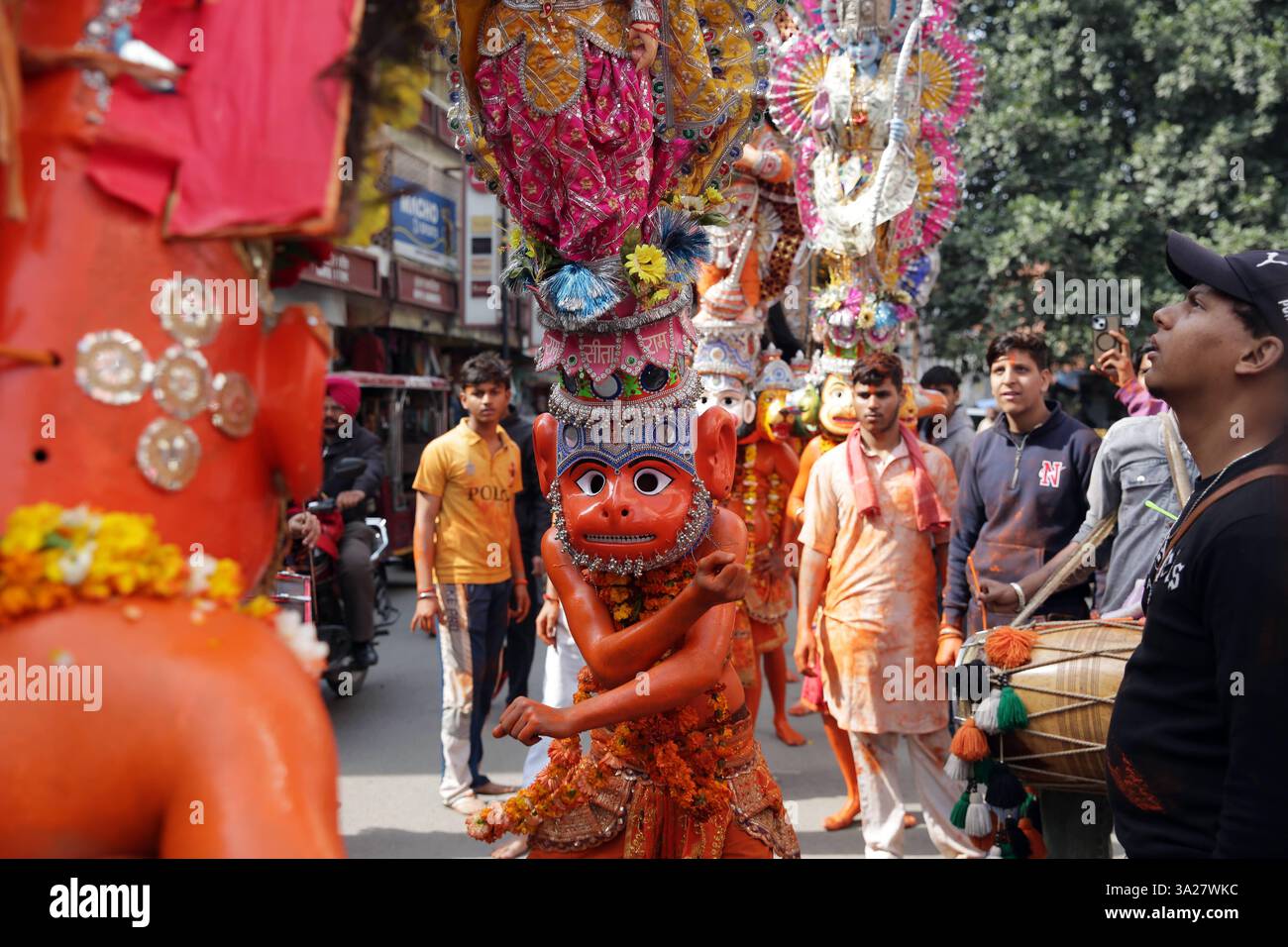 Religiöse Prozession in Amritsar, Indien Ein hinduistischer Gläubiger tanzt mit seiner einzigartigen Maske und verkleidet als Affengott, Lord Hanuman während einer religiösen Prozession zu Ehren von Lord Hanuman in Amritsar, Indien, am 03. März 2025. Lord Hanuman, der verehrte Affengott im Hinduismus, symbolisiert Stärke, Hingabe und selbstlosen Dienst. Als zentrale Figur des Epos Ramayana machen Hanumans unerschütterliche Loyalität zu Lord Rama und seine Heldentaten ihn zu einem dauerhaften Symbol für Mut und Gerechtigkeit. Hanuman wird in ganz Indien verehrt und verkörpert die Kraft des Glaubens und inspiriert Millionen von Menschen, sich Herausforderungen zu stellen Stockfoto Religiöse Prozession in Amritsar, Indien Ein hinduistischer Gläubiger tanzt mit seiner einzigartigen Maske und verkleidet als Affengott, Lord Hanuman während einer religiösen Prozession zu Ehren von Lord Hanuman in Amritsar, Indien, am 03. März 2025. Lord Hanuman, der verehrte Affengott im Hinduismus, symbolisiert Stärke, Hingabe und selbstlosen Dienst. Als zentrale Figur des Epos Ramayana machen Hanumans unerschütterliche Loyalität zu Lord Rama und seine Heldentaten ihn zu einem dauerhaften Symbol für Mut und Gerechtigkeit. Hanuman wird in ganz Indien verehrt und verkörpert die Kraft des Glaubens und inspiriert Millionen von Menschen, sich Herausforderungen zu stellen Stockfoto
