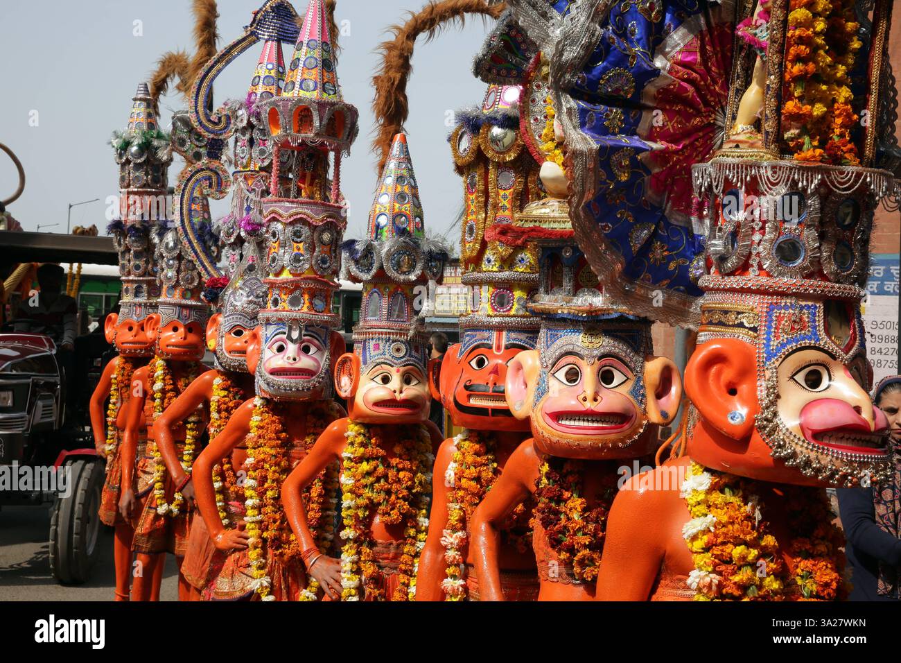 Religiöse Prozession in Amritsar, Indien hinduistische Gläubige, die einzigartige Masken tragen, werden während einer religiösen Prozession zu Ehren von Lord Hanuman am 3. März 2025 in Amritsar, Indien, als Affengott, Lord Hanuman gekleidet. Lord Hanuman, der verehrte Affengott im Hinduismus, symbolisiert Stärke, Hingabe und selbstlosen Dienst. Als zentrale Figur des Epos Ramayana machen Hanumans unerschütterliche Loyalität zu Lord Rama und seine Heldentaten ihn zu einem dauerhaften Symbol für Mut und Gerechtigkeit. Hanuman wird in ganz Indien verehrt und verkörpert die Kraft des Glaubens und inspiriert Millionen von Menschen, Herausforderungen mit Widerstandskraft zu begegnen Stockfoto Religiöse Prozession in Amritsar, Indien hinduistische Gläubige, die einzigartige Masken tragen, werden während einer religiösen Prozession zu Ehren von Lord Hanuman am 3. März 2025 in Amritsar, Indien, als Affengott, Lord Hanuman gekleidet. Lord Hanuman, der verehrte Affengott im Hinduismus, symbolisiert Stärke, Hingabe und selbstlosen Dienst. Als zentrale Figur des Epos Ramayana machen Hanumans unerschütterliche Loyalität zu Lord Rama und seine Heldentaten ihn zu einem dauerhaften Symbol für Mut und Gerechtigkeit. Hanuman wird in ganz Indien verehrt und verkörpert die Kraft des Glaubens und inspiriert Millionen von Menschen, Herausforderungen mit Widerstandskraft zu begegnen Stockfoto