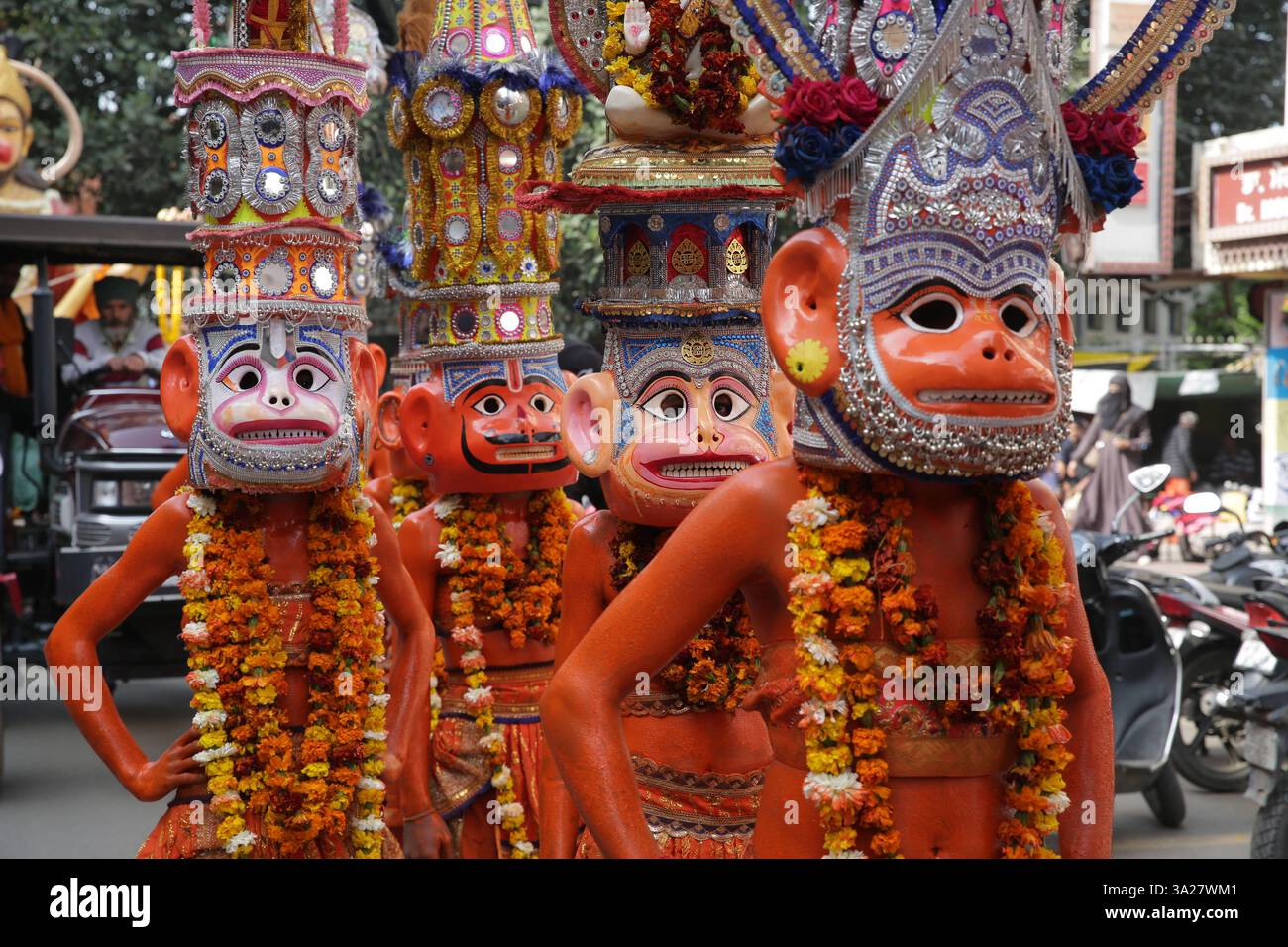 Religiöse Prozession in Amritsar, Indien hinduistische Gläubige, die einzigartige Masken tragen, werden während einer religiösen Prozession zu Ehren von Lord Hanuman am 3. März 2025 in Amritsar, Indien, als Affengott, Lord Hanuman gekleidet. Lord Hanuman, der verehrte Affengott im Hinduismus, symbolisiert Stärke, Hingabe und selbstlosen Dienst. Als zentrale Figur des Epos Ramayana machen Hanumans unerschütterliche Loyalität zu Lord Rama und seine Heldentaten ihn zu einem dauerhaften Symbol für Mut und Gerechtigkeit. Hanuman wird in ganz Indien verehrt und verkörpert die Kraft des Glaubens und inspiriert Millionen von Menschen, Herausforderungen mit Widerstandskraft zu begegnen Stockfoto Religiöse Prozession in Amritsar, Indien hinduistische Gläubige, die einzigartige Masken tragen, werden während einer religiösen Prozession zu Ehren von Lord Hanuman am 3. März 2025 in Amritsar, Indien, als Affengott, Lord Hanuman gekleidet. Lord Hanuman, der verehrte Affengott im Hinduismus, symbolisiert Stärke, Hingabe und selbstlosen Dienst. Als zentrale Figur des Epos Ramayana machen Hanumans unerschütterliche Loyalität zu Lord Rama und seine Heldentaten ihn zu einem dauerhaften Symbol für Mut und Gerechtigkeit. Hanuman wird in ganz Indien verehrt und verkörpert die Kraft des Glaubens und inspiriert Millionen von Menschen, Herausforderungen mit Widerstandskraft zu begegnen Stockfoto