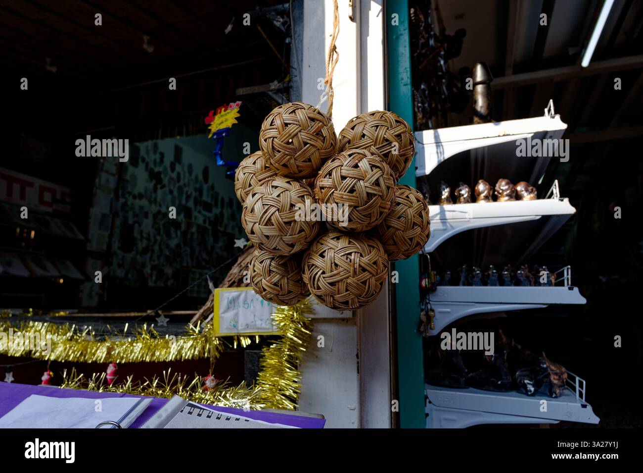 Eine Gruppe von gewebten Rattan-Sepak-Takraw-Bällen hängt vor einem Souvenirladen in Railay Stockfoto