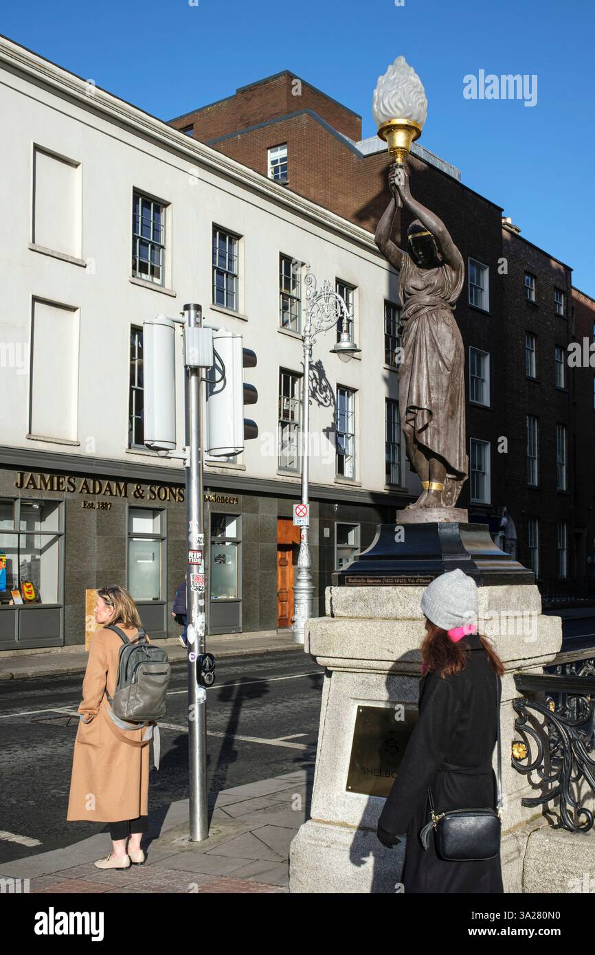 Art Deco-Lampe auf einem Sockel an der Ecke Kildare Street und St Stephens Green in Dublin Irland Stockfoto