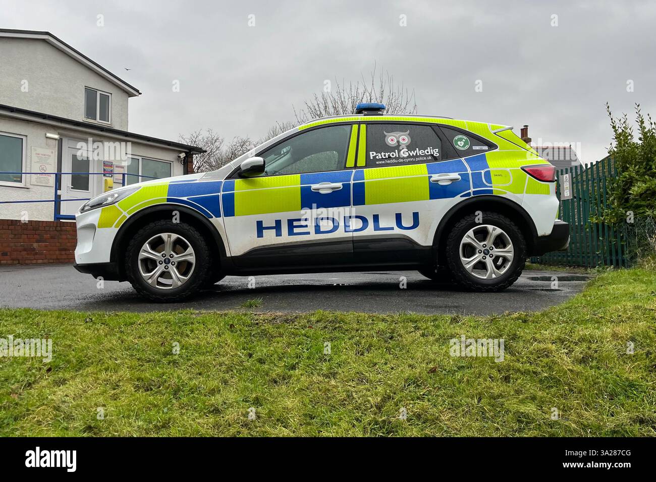 Ein Polizeiauto der ländlichen Patrouille parkt vor der Mumbles Polizeiwache. Swansea, Wales, Vereinigtes Königreich. Februar 2025. - Smartphone-aufgenommenes Stockfoto
