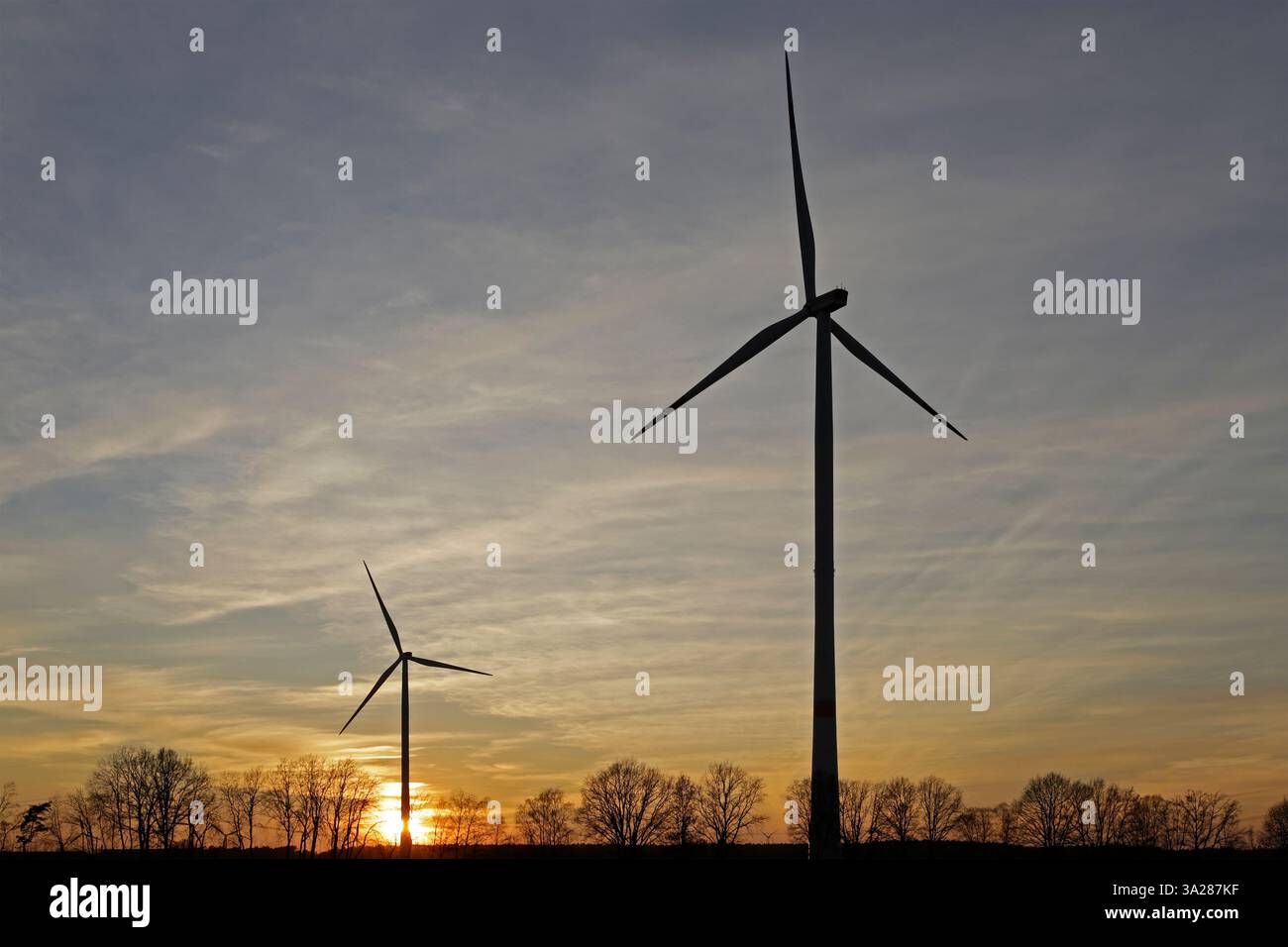 Sonnenuntergang, Windkraftwerke, Melbeck, gemeinsame Gemeinschaft Ilmenau, Niedersachsen, Deutschland Stockfoto