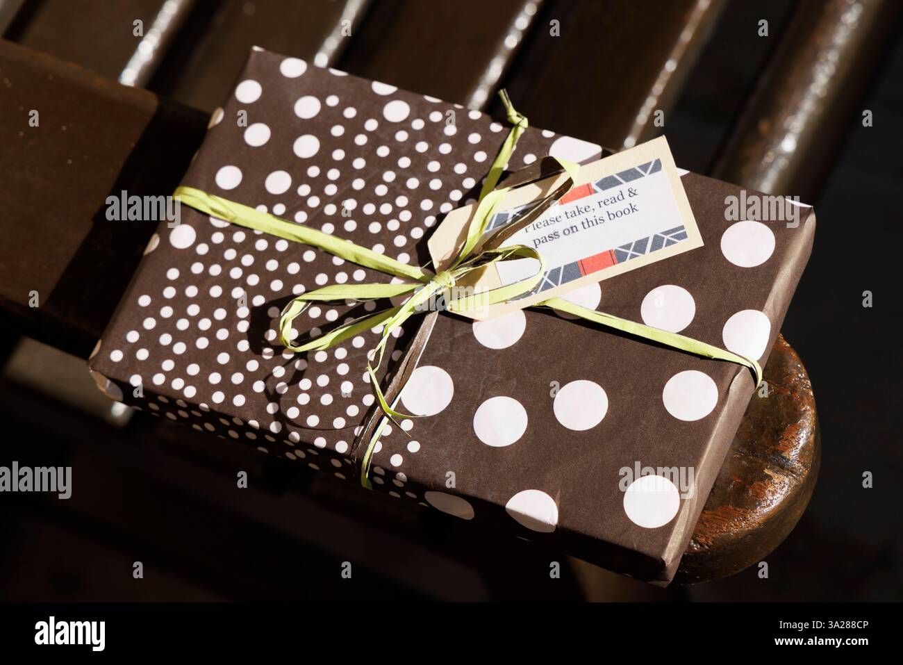 Buchen Sie links am Sitzplatz für den World Book Day, Chipping Campden, Cotswolds, Gloucestershire, England, UK Stockfoto