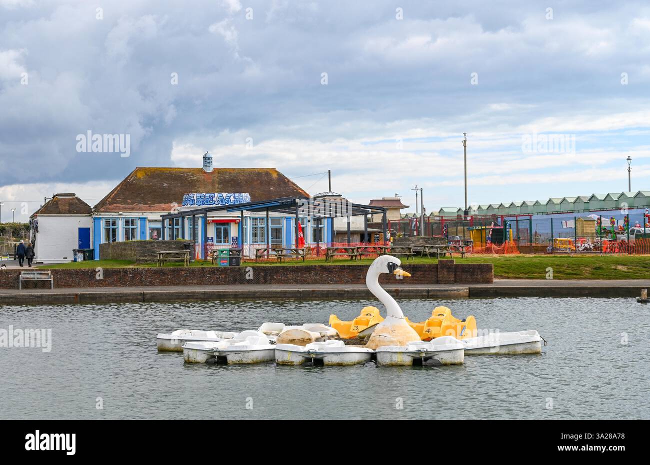 Brighton UK 12 März 2025 - Fatboy Slim's Big Beach Cafe und Boot Pool von Hove Lagune an einem Tag voller Sonne und Wolken entlang der Südküste : Stockfoto