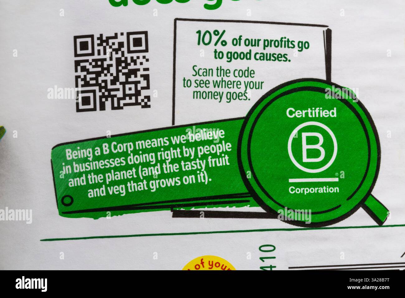 Zertifiziertes B-Unternehmen-Detail auf Flasche unschuldigen Orangensaft - B-Corp-Logo B-Corp-Akkreditierung B-Corp-Label Stockfoto