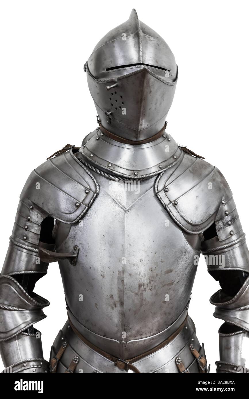 Ritterrüstung mit geschlossenem Helm, der an mittelalterlichen Schutz und Krieg erinnert, isoliert auf weißem Hintergrund, vertikales Foto Stockfoto