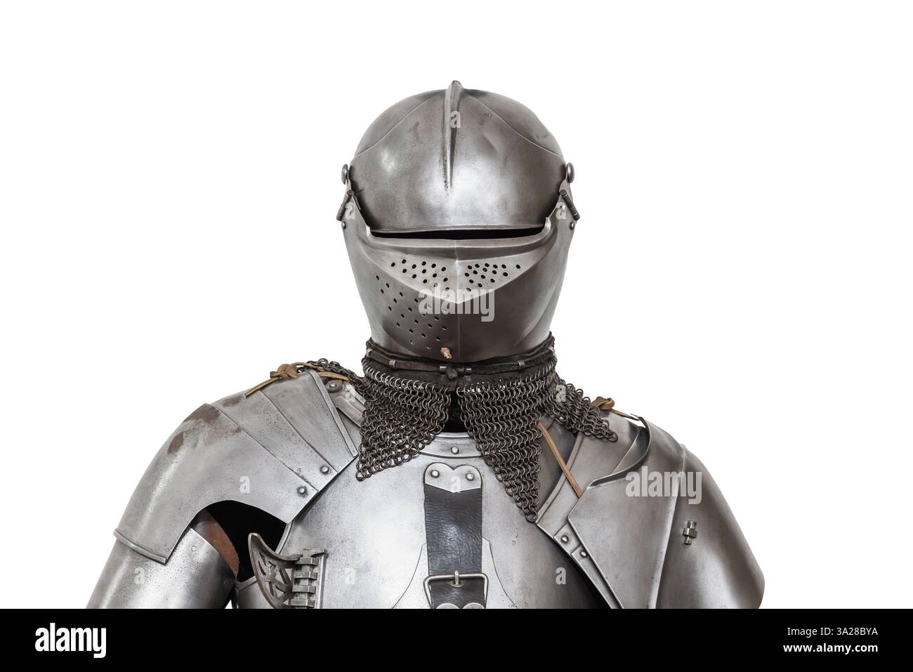 Frontalansicht einer Ritterrüstung mit geschlossenem Helm, die an mittelalterlichen Schutz und Krieg erinnert, isoliert auf weißem Hintergrund Stockfoto