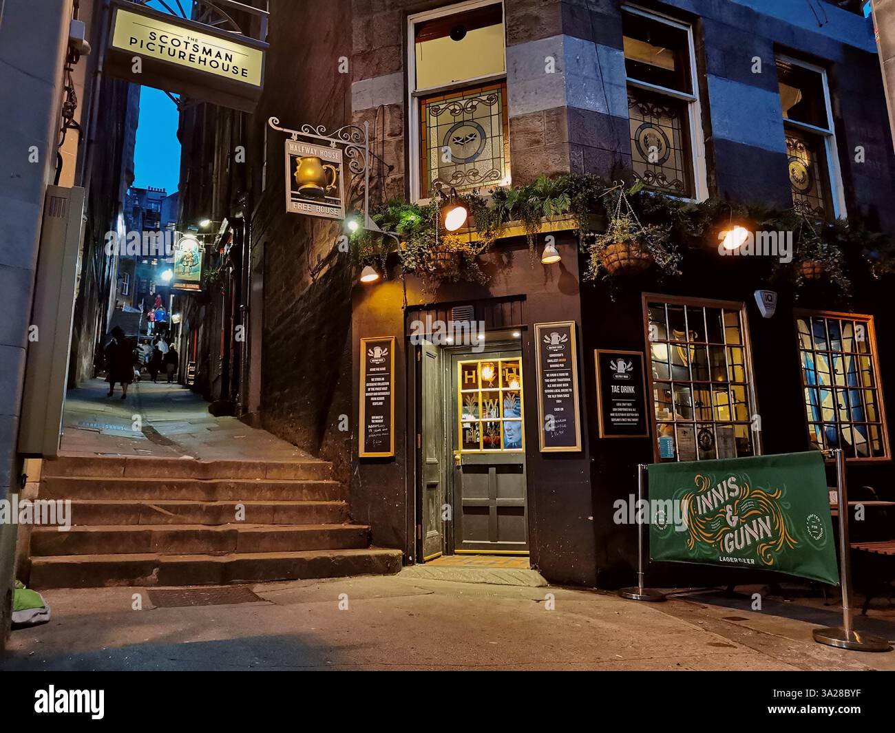 Der Halfway House Pub, Edinburgh, gilt als der kleinste Pub der Stadt, der großartige Ales serviert. - Smartphone-aufgenommenes Stockfoto