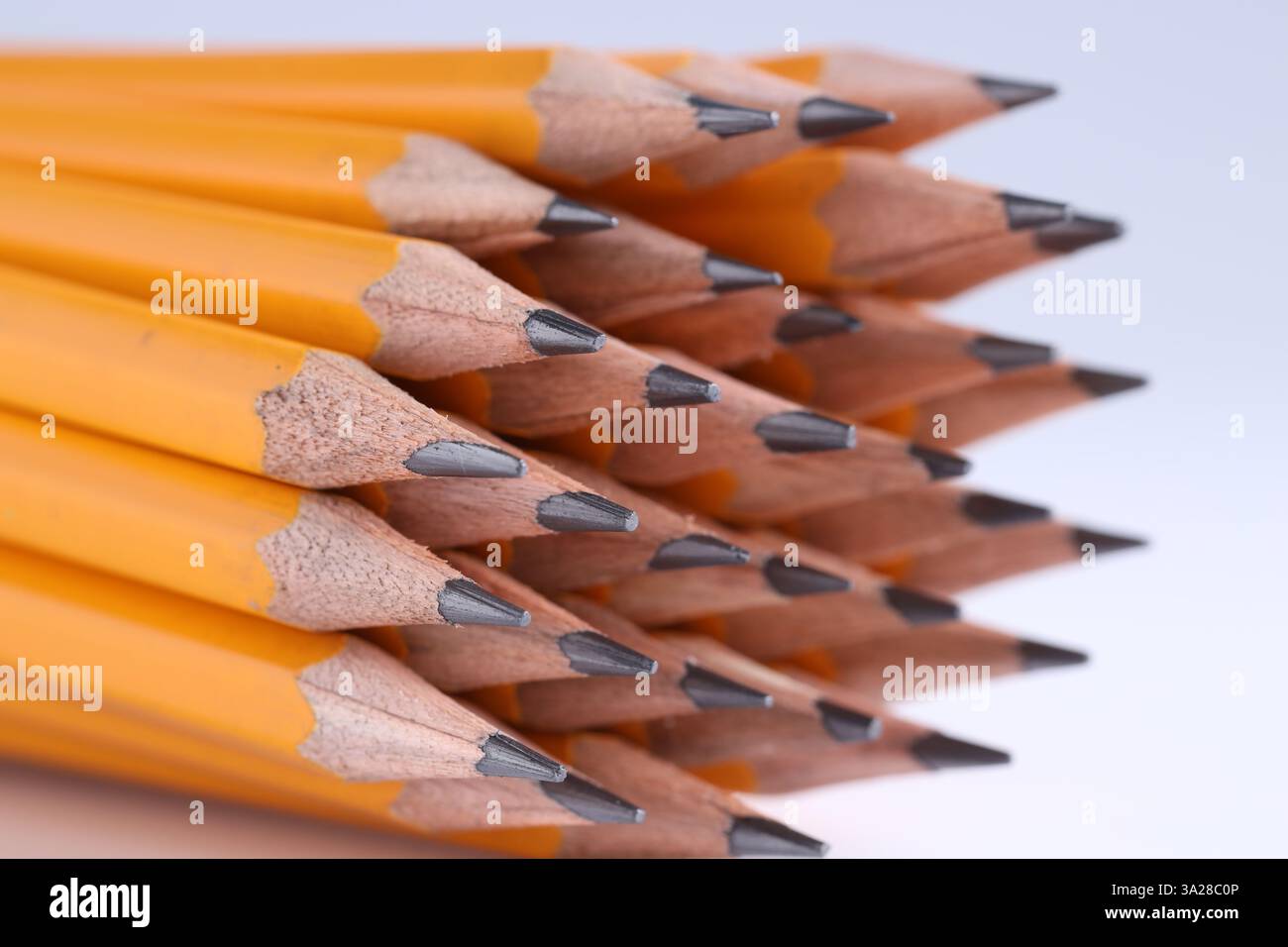 Viele Bleistifte auf hellgrauem Hintergrund, Nahaufnahme Stockfoto