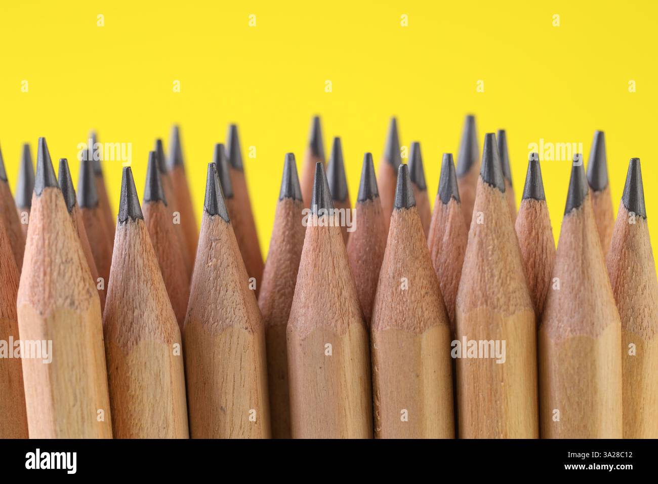 Viele Graphitstifte auf gelbem Hintergrund, Nahaufnahme Stockfoto