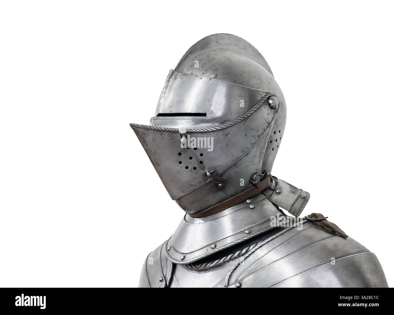 Ritterrüstung mit geschlossenem Helm, der an mittelalterlichen Schutz und Krieg erinnert, isoliert auf weißem Hintergrund Stockfoto