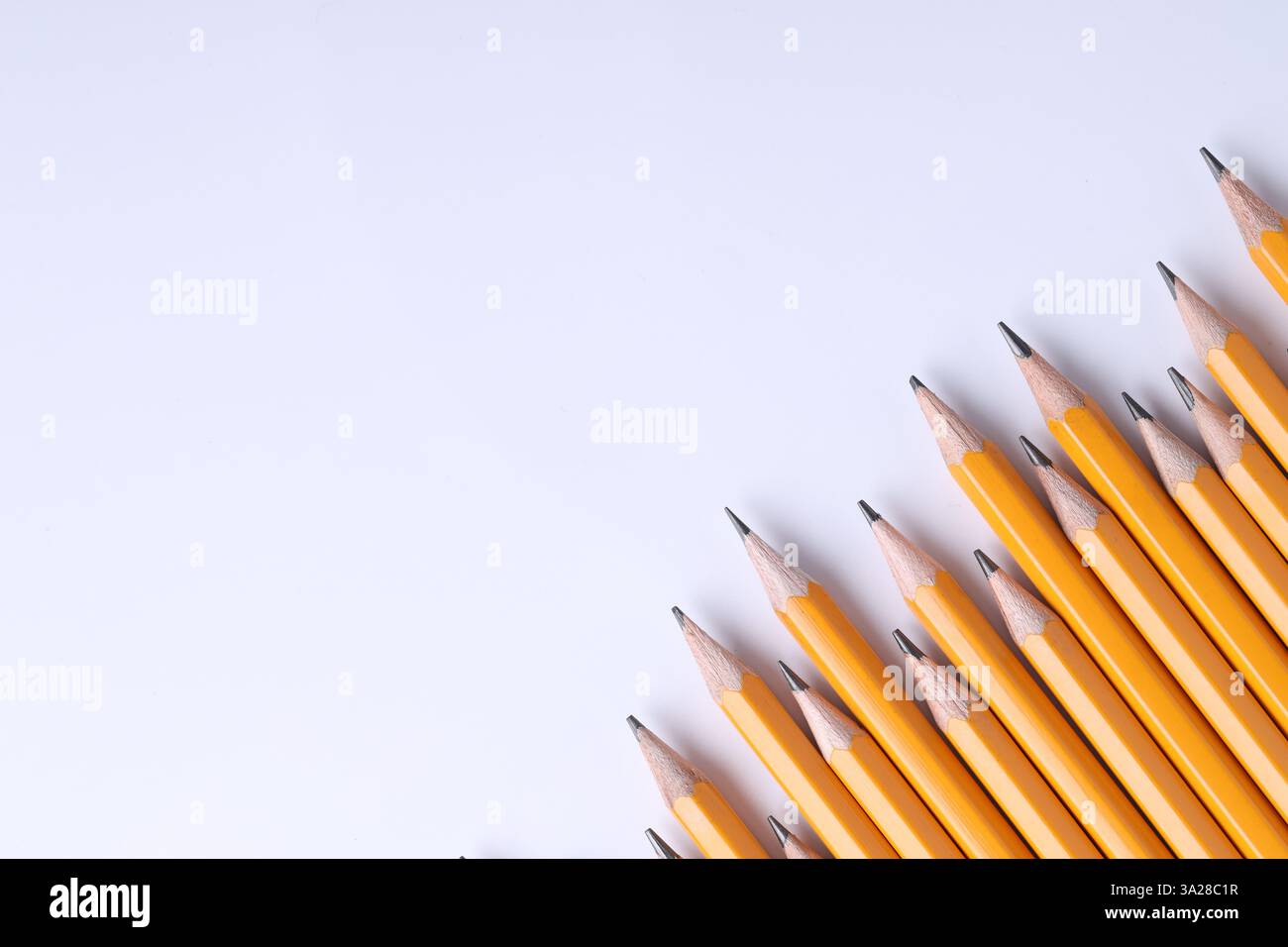 Viele Bleistifte auf hellgrauem Hintergrund, Draufsicht. Leerzeichen für Text Stockfoto