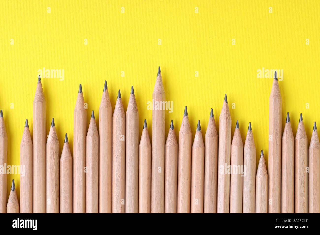Viele Bleistifte auf gelbem Hintergrund, Draufsicht Stockfoto