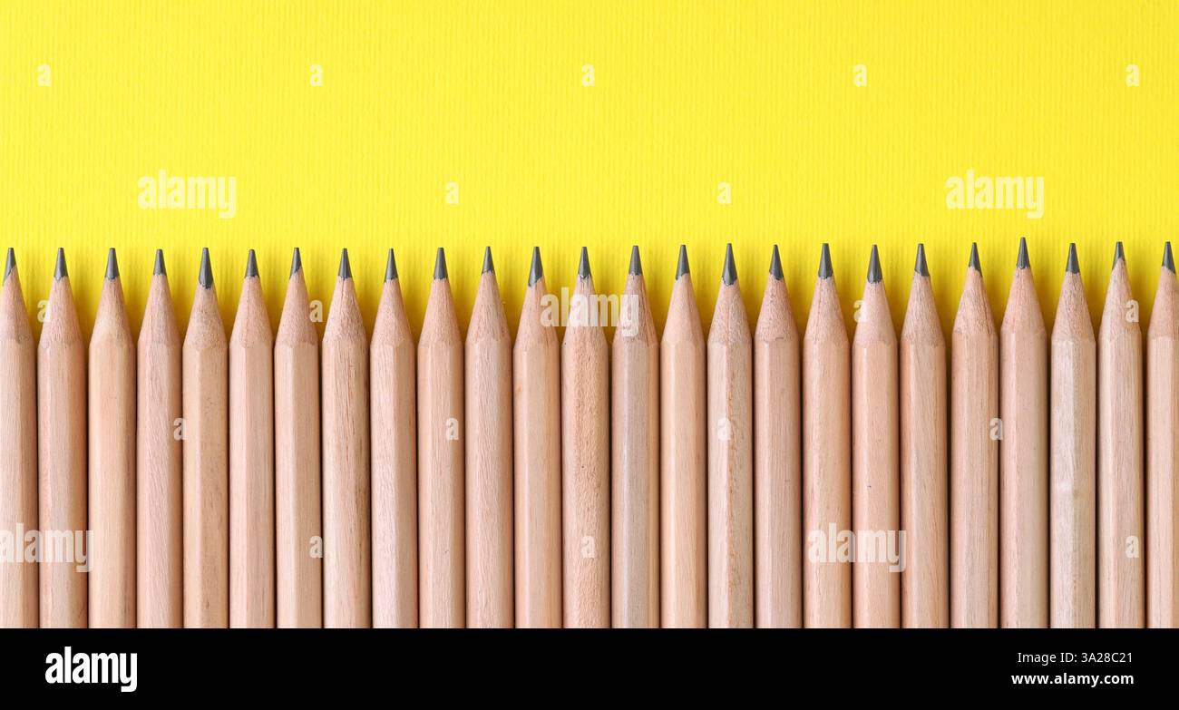 Viele Bleistifte auf gelbem Hintergrund, Draufsicht. Leerzeichen für Text Stockfoto
