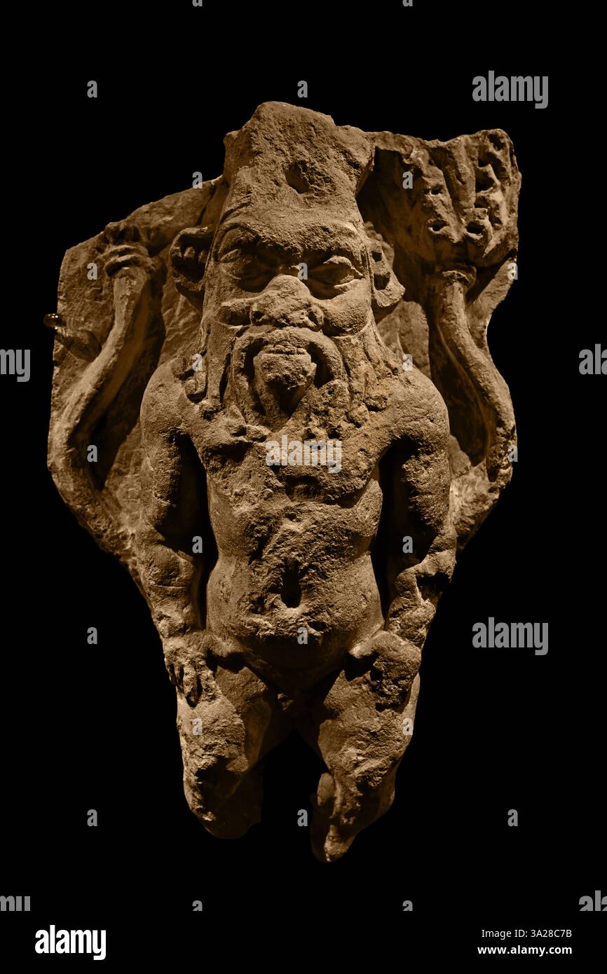 Relieffragment für Gott Bes, 4.-1. Jahrhundert v. Chr., 33 x 21 cm Kalkstein Ägypten Stockfoto