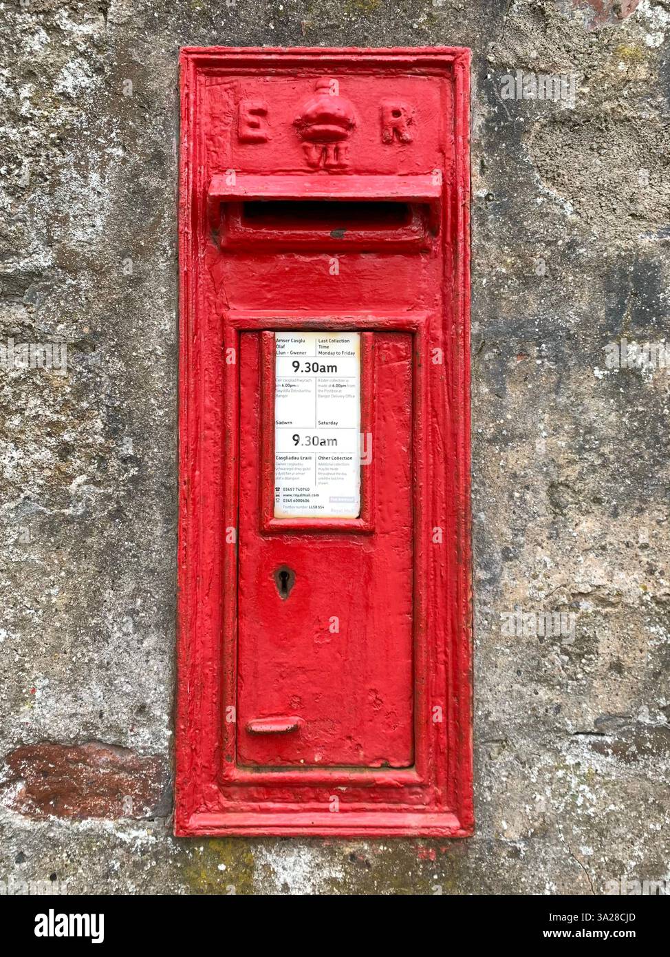 Wandmontage Edward VII roter Postkasten England UK - Smartphone-aufgenommenes Stockfoto