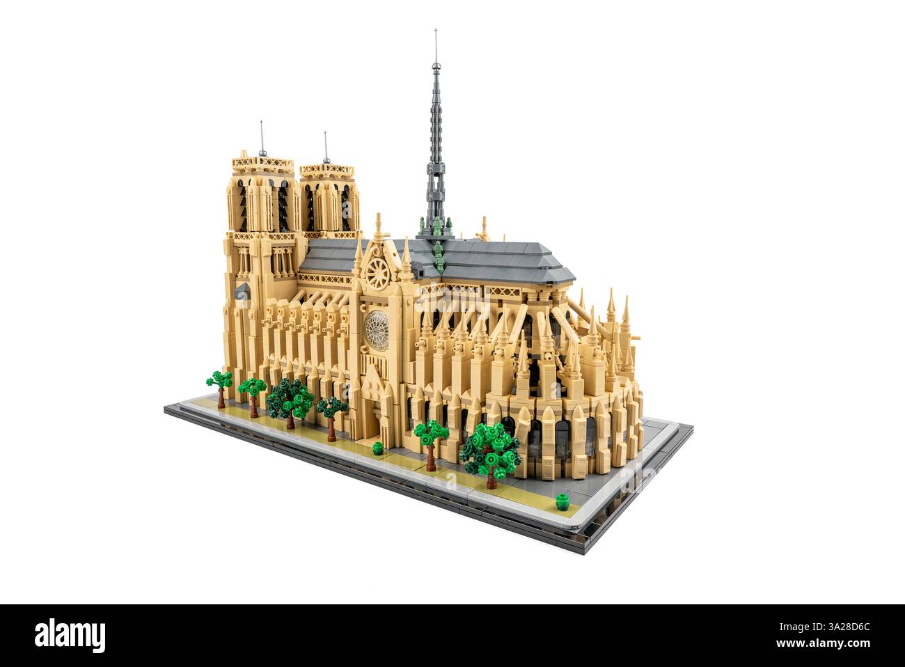 Deutschland Berlin 11. März 2025. Notre-Dame-Gebäude in Paris aus Lego-Ziegeln isoliert auf weißem Hintergrund. LEGO Konstruktor. Stockfoto