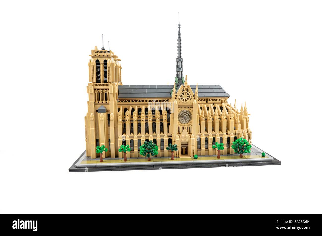 Deutschland Berlin 11. März 2025. Notre-Dame-Gebäude in Paris aus Lego-Ziegeln isoliert auf weißem Hintergrund. LEGO Konstruktor. Stockfoto