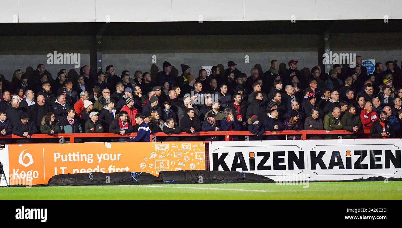 Charlton Fans während des Sky Bet EFL League One Spiels zwischen Crawley Town und Charlton Athletic im Broadfield Stadium, Crawley, Großbritannien - 11. März 2025 - Foto Simon Dack / Teleobjektive nur redaktionelle Verwendung. Kein Merchandising. Für Football Images gelten Einschränkungen für FA und Premier League, inc. Keine Internet-/Mobilnutzung ohne FAPL-Lizenz. Weitere Informationen erhalten Sie bei Football Dataco Stockfoto