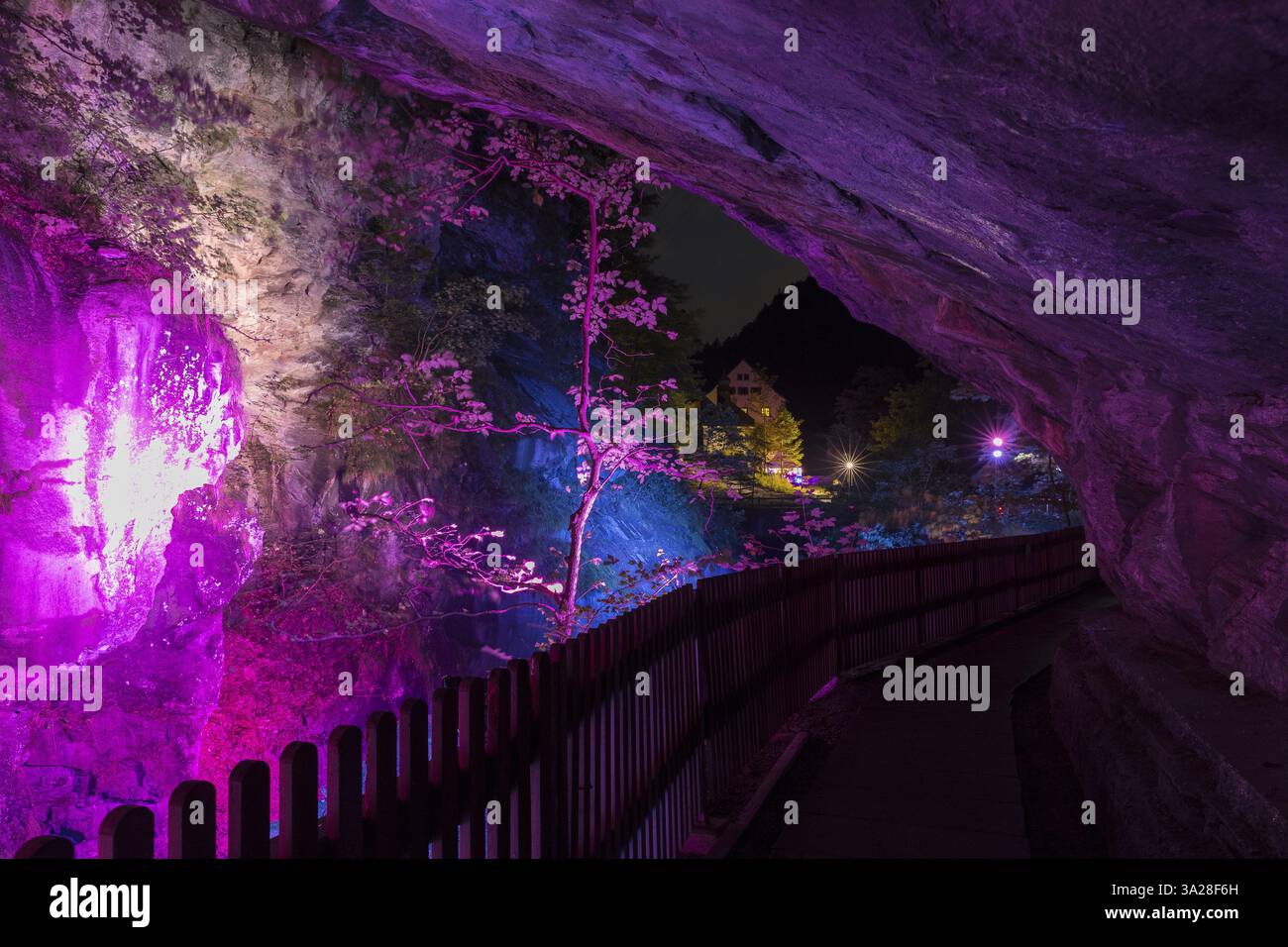 Die Tamina-Schlucht und der Tamina-Fluss, bei Nacht farbig beleuchtet, altes Bad Pfaefers, St. Gallen, Schweiz, Europa Stockfoto