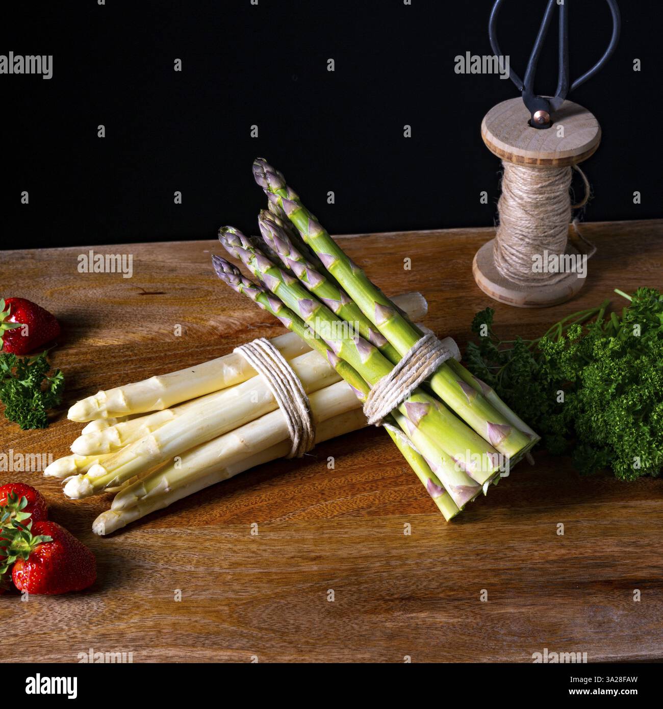 Grüner und weißer Spargel auf dem Tisch Stockfoto