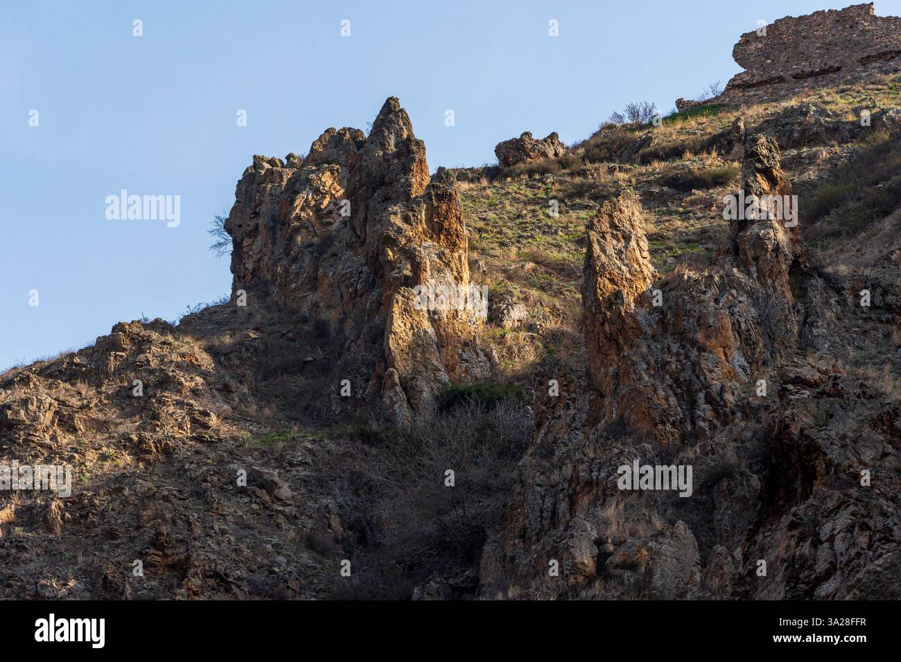 Morgensonne beleuchtet Rock Hill – vor einem blauen Himmel Stockfoto