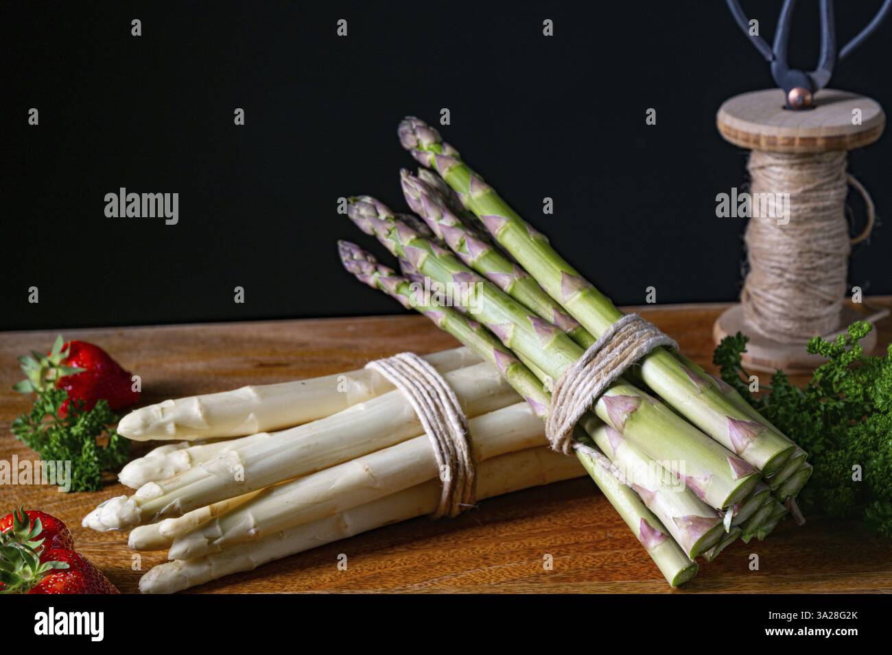 Grüner und weißer Spargel auf dem Tisch Stockfoto
