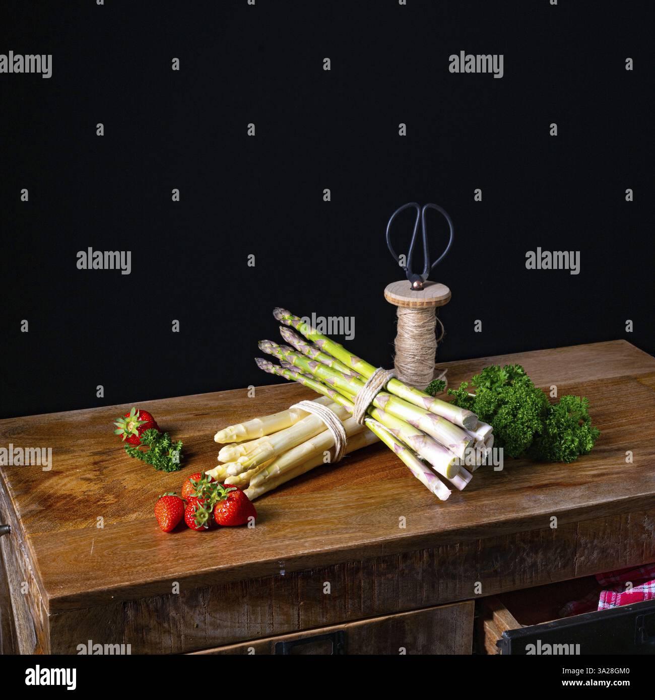 Grüner und weißer Spargel auf dem Tisch Stockfoto