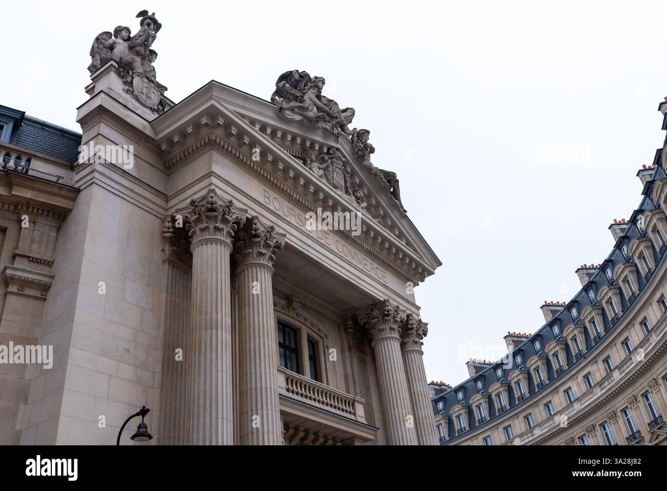 Paris, Frankreich, 03.11.2025 Nahaufnahme der Fassade der Börse (Commodities Exchange) im 1. Arrondissement von Paris Stockfoto