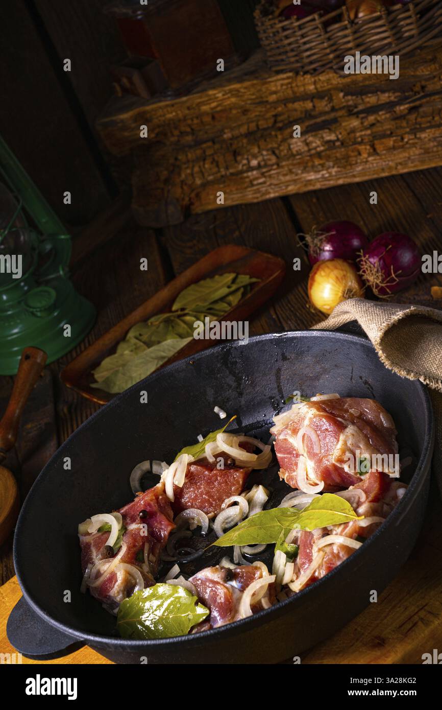 Roher ostfriesischer Snirtje-Braten mit Gewürzen Stockfoto