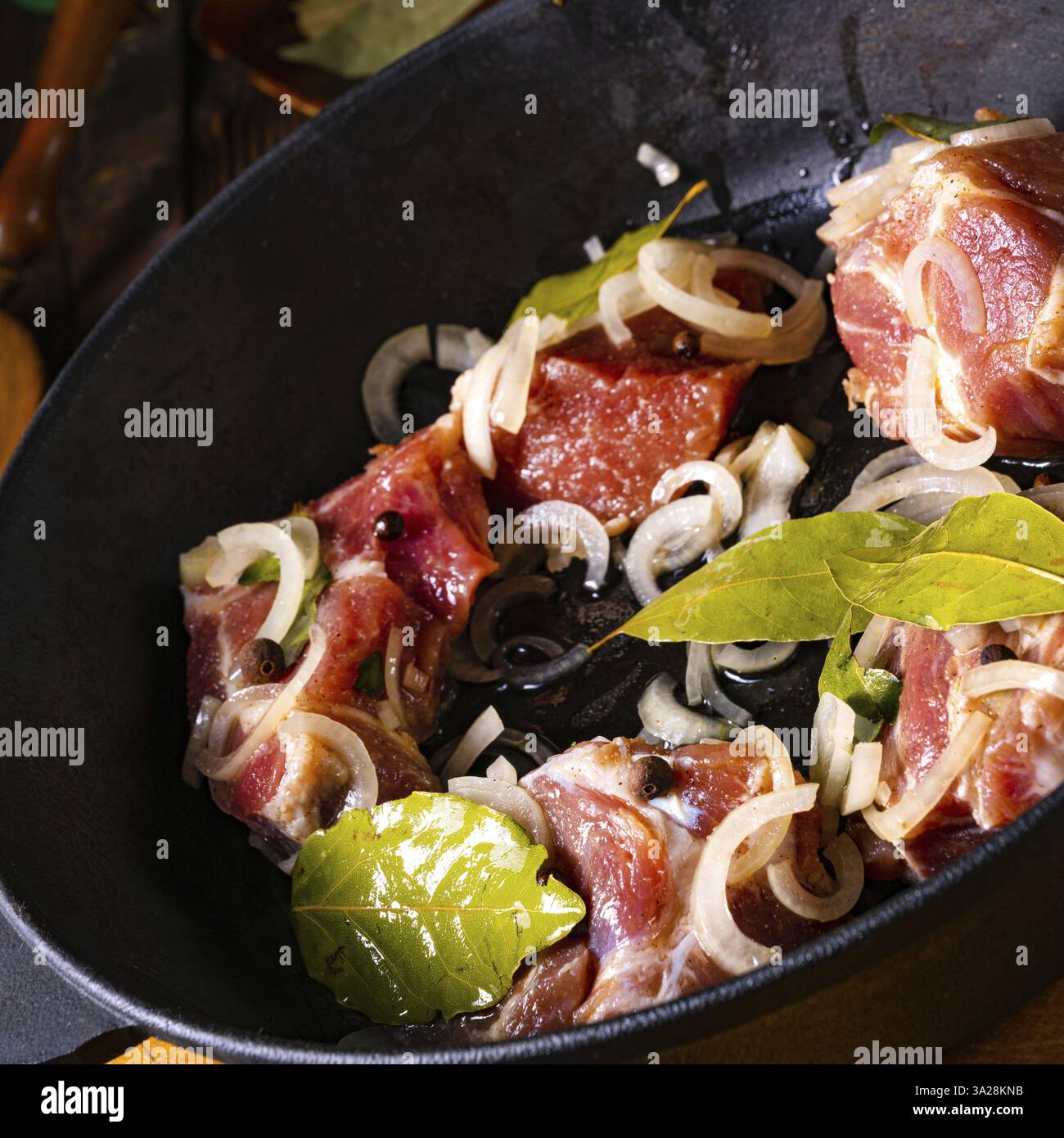 Roher ostfriesischer Snirtje-Braten mit Gewürzen Stockfoto