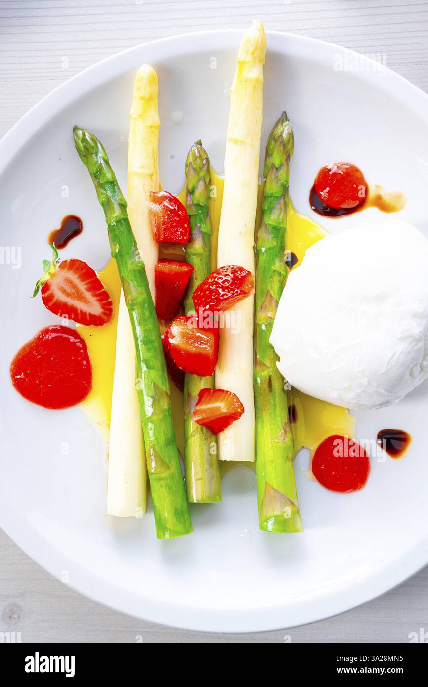 Burrata-Käse mit Spargel und Erdbeeren Stockfoto
