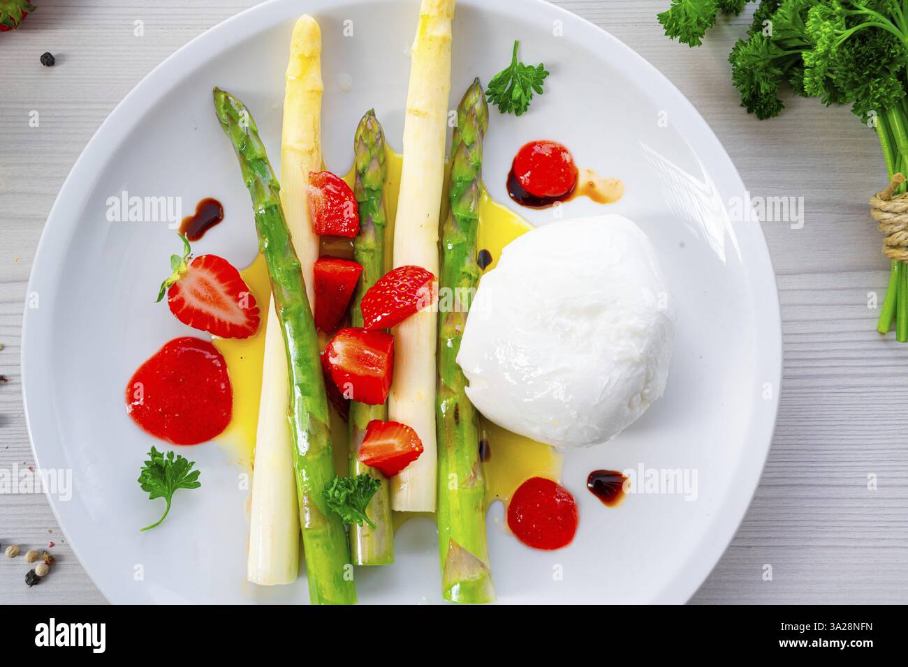 Burrata-Käse mit Spargel und Erdbeeren Stockfoto