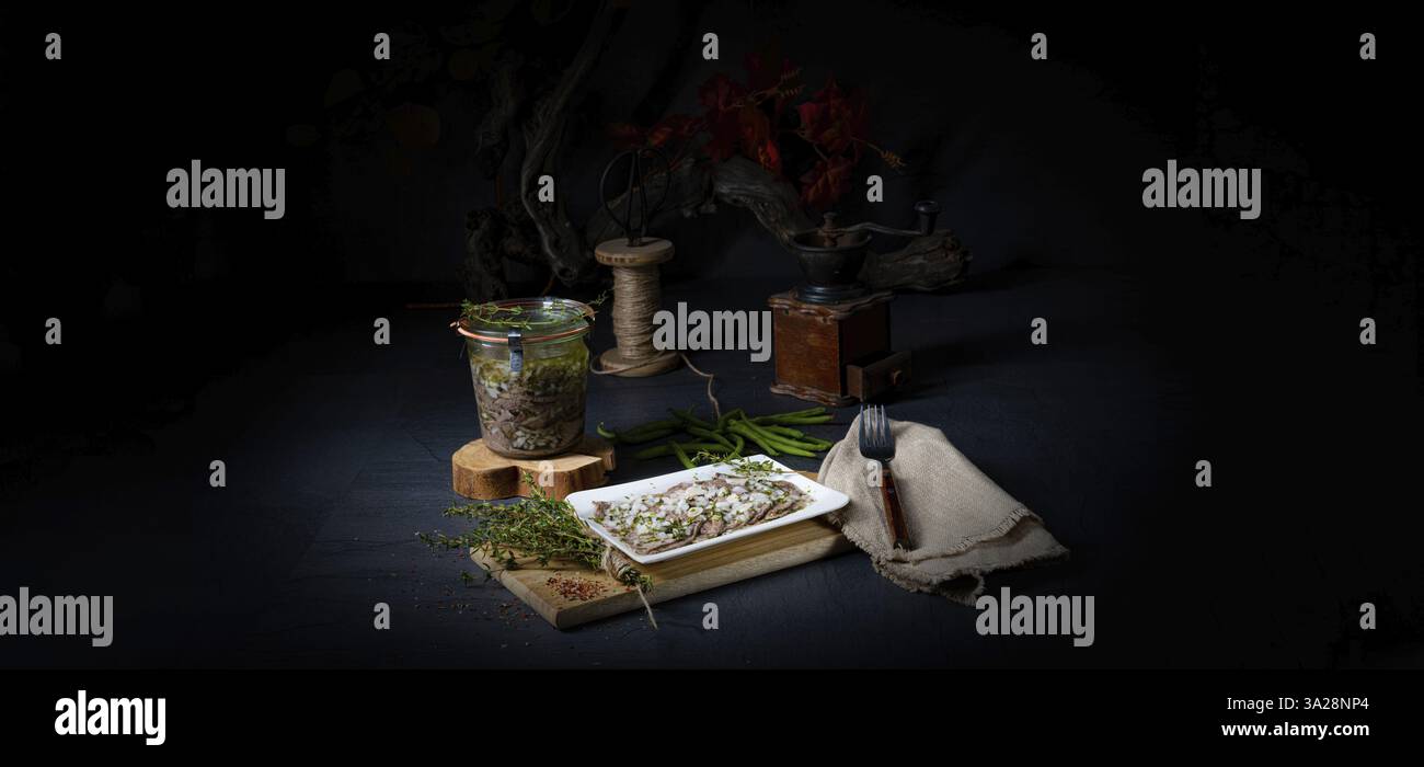 Köstliches kaltes Rindfleisch mit Vinaigrette Stockfoto