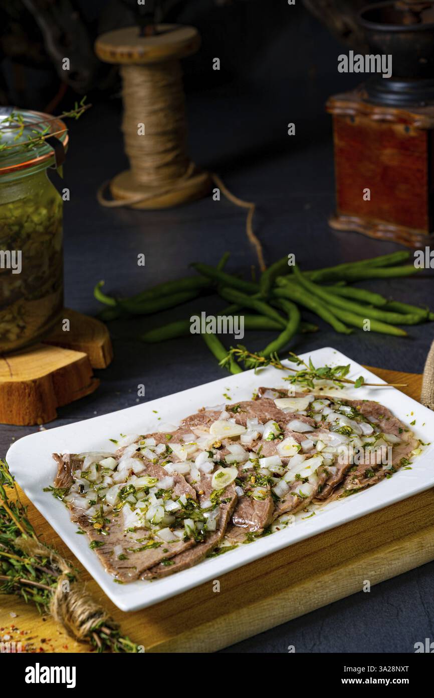 Köstliches kaltes Rindfleisch mit Vinaigrette Stockfoto