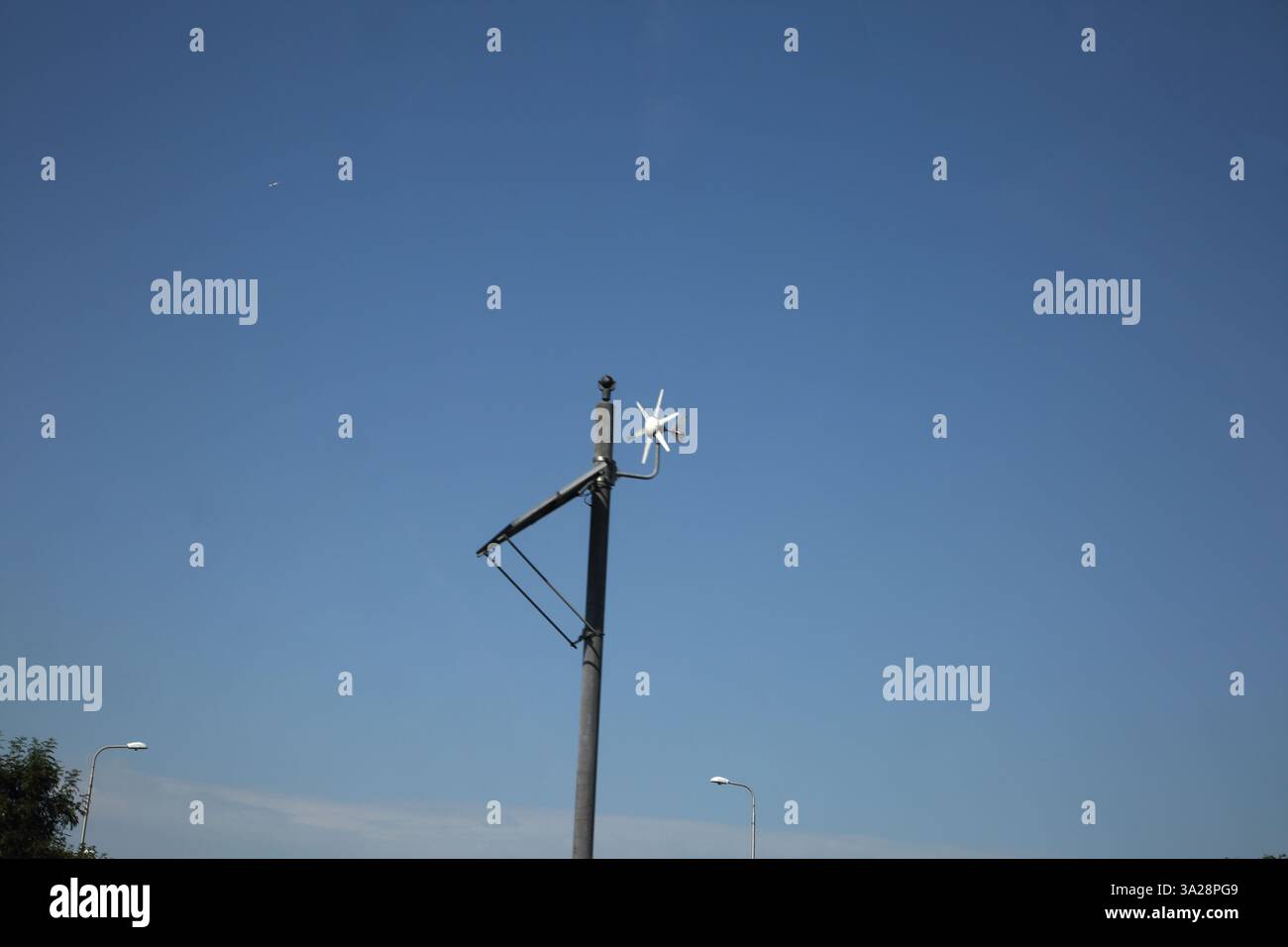 Solarbetriebene Anemometer-Wetterstation In Der Nähe Des Flughafens Gatwick London England Stockfoto
