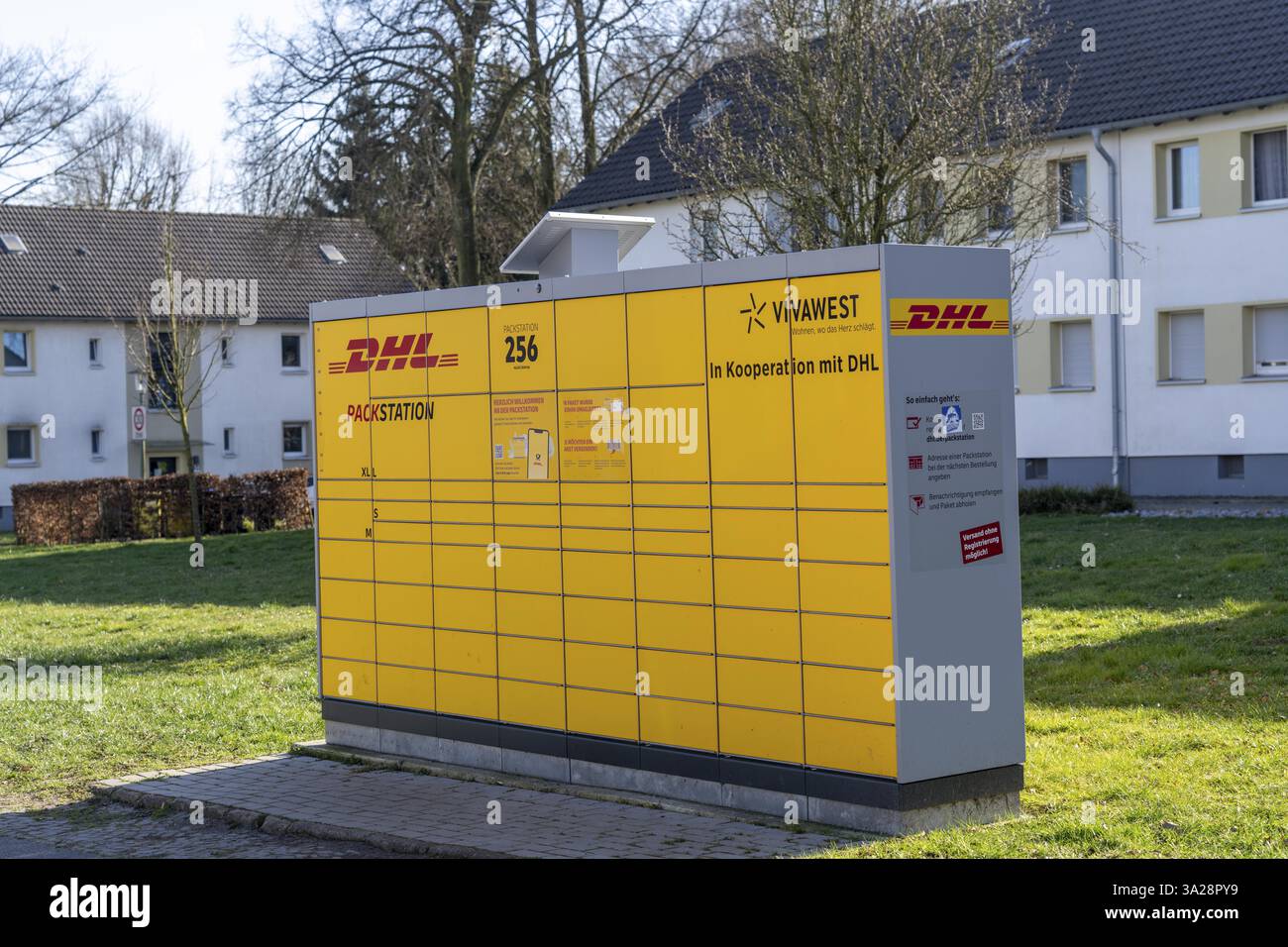 DHL Packstation, Abholung und Rückgabe von DHL Paketen, in einem Wohngebiet, Station wird mit Solarenergie betrieben, Bottrop, Nordrhein-Westfalen, Deutschland, Stockfoto